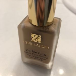 Estée Lauder Double Wear stay in place makeup